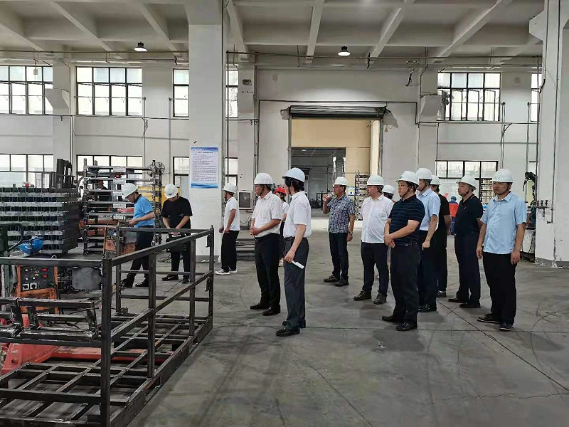文總帶各位九華鎮優秀企業家們參觀焊接車間