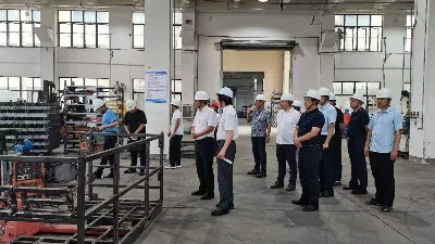 文總帶各位九華鎮優秀企業家們參觀焊接車間